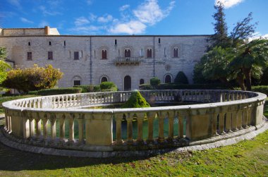 Santa Maria d 'Arabona Manoppello Manastırı' nın bahçesindeki dairesel çeşme.
