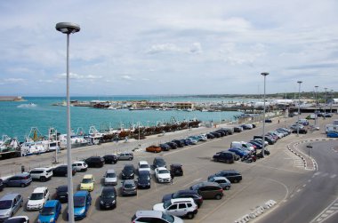 Termoli - Molise - Adriyatik kentinin limanındaki otopark daha çok Tremiti Adaları 'na giden tatilciler tarafından kullanılıyor.