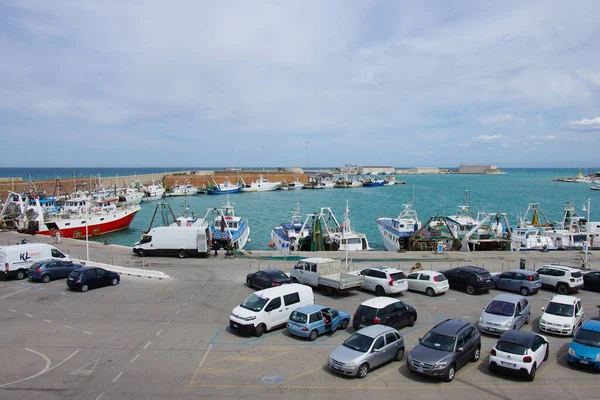 Termoli - Molise - Adriyatik kentinin limanındaki otopark daha çok Tremiti Adaları 'na giden tatilciler tarafından kullanılıyor.