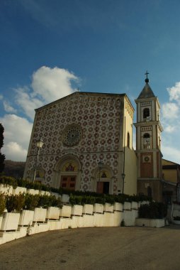 Manoppello 'nun Kutsal Yüzü' nün mabedi. Abruzzo 'nun Pescara ilindeki Manoppello' nun en önemli kiliselerinden biridir.