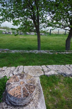 Pietrabbondante - İtalyan Sığınağı - Antik dükkanların bulunduğu yer olan Molise - İtalya 'nın girişi destekleyen bir sütunun kalıntıları