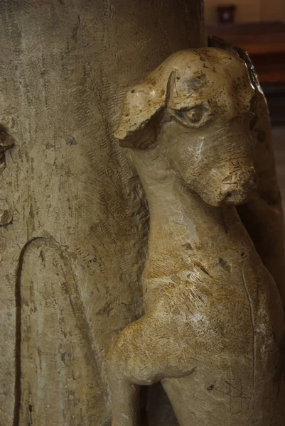 Manoppello - Abruzzo - Santa Maria d 'Arabona Manastırı - şamdanın altındaki hayvanların detayları. Hristiyan geleneklerine göre, inanca saldıran sapkınlıkları sembolize ederler..