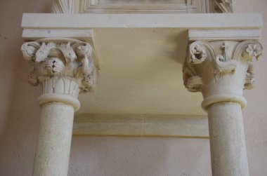 Manoppello - Abruzzo - Santa Maria d 'Arabona Manastırı - Kilisedeki bazı başkentlerin ayrıntıları
