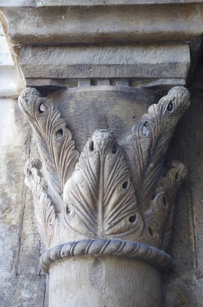 Manoppello - Abruzzo - Santa Maria d 'Arabona Manastırı - Kilisedeki bazı başkentlerin ayrıntıları