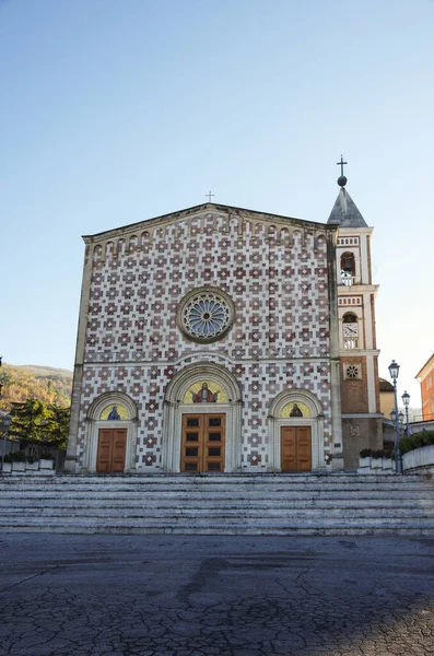 曼诺佩罗圣地是阿布鲁佐佩斯卡拉省曼诺佩罗最重要的教堂之一 — 图库照片