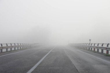 Bir viyadük üzerinde yoğun sis