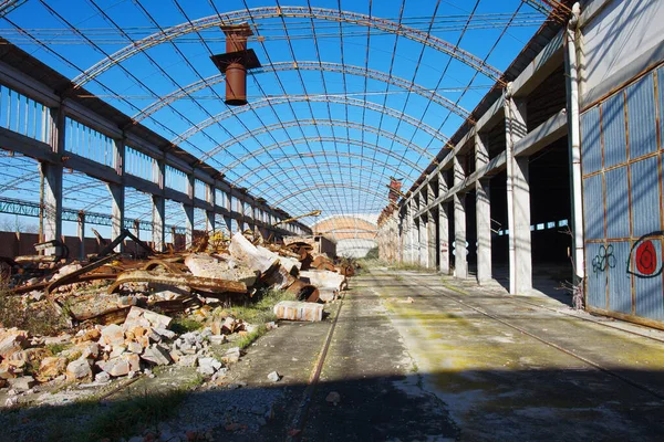 Antigua Fábrica Abandonada Descomposición Ahora Todo Está Corroído Por Óxido — Foto de Stock