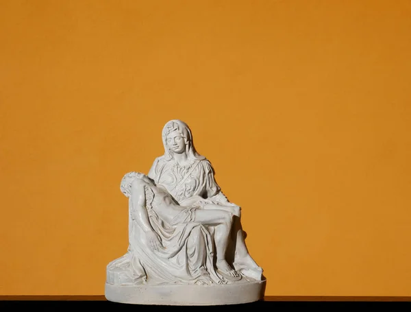 Масштабна Репродукція Знаменитого Піта Мікеланджело Буонароті Оранжевому Тлі — стокове фото