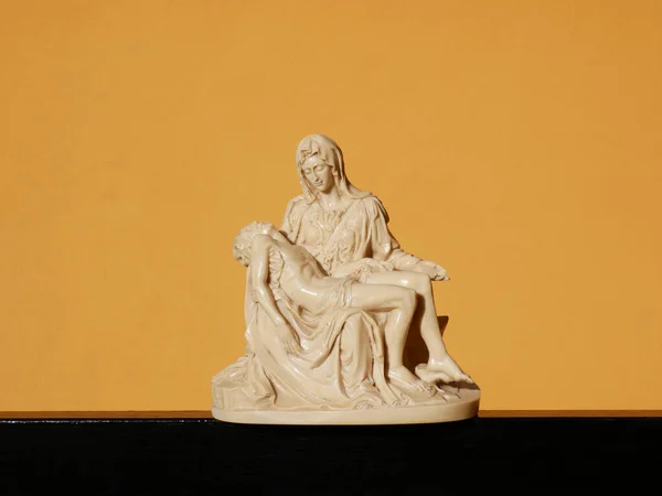 Michelangelo Buonarotti 'nin ünlü Piet' inin portakal rengi arka planda kopyası.