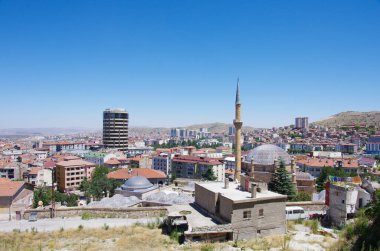 Ön planda bir cami ve arka planda Nevsehir şehri.