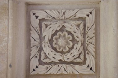 Manoppello - Abruzzo - Santa Maria d 'Arabona Manastırı - Sunağı süsleyen bazı fayansların ayrıntıları