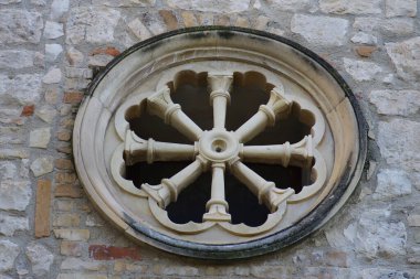 Manoppello - Abruzzo - Santa Maria d 'Arabona manastırının çeşitli dış gül pencereleri