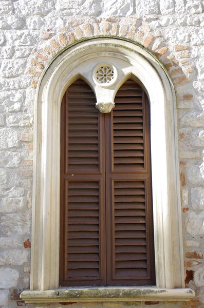 Manoppello Abruzzo Abbey Santa Maria Arabona 阳台和窗户的外部午餐 — 图库照片
