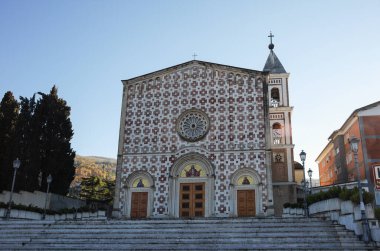 Manoppello 'nun Kutsal Yüzü' nün mabedi. Abruzzo 'nun Pescara ilindeki Manoppello' nun en önemli kiliselerinden biridir.