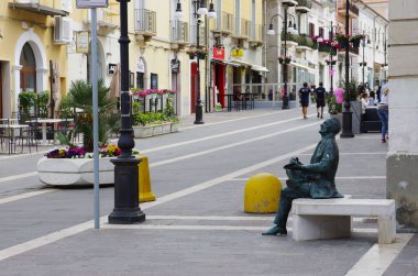 Termoli - Molise - Memleketinde turistleri sembolik olarak karşılayan sanatçı ve Termolese şairi Carlo Capella 'nın bronz heykeli.