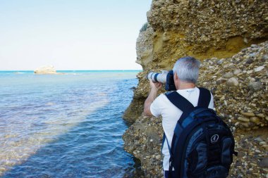 İyi fotoğraf ekipmanlarıyla amatör bir fotoğrafçı denizi yakalar.