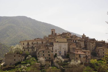 Scanno - Abruzzo - Badem ağaçları baharda çiçek açar