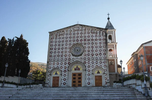 曼诺佩罗圣地是阿布鲁佐佩斯卡拉省曼诺佩罗最重要的教堂之一 — 图库照片