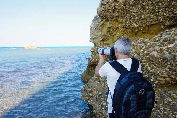 İyi fotoğraf ekipmanlarıyla amatör bir fotoğrafçı denizi yakalar.