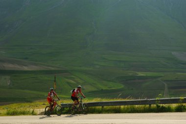 Castelluccio di Norcia - Umbria - 27 Haziran 2010 - Bisikletçiler bozulmamış doğada pedal çeviriyorlar