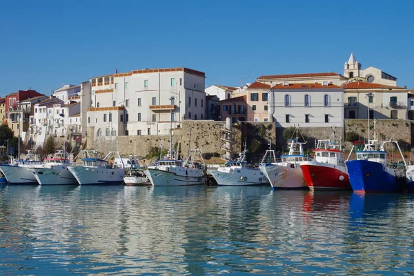 Termoli - Molise Limana demirlemiş balıkçı tekneleri olan antik köy