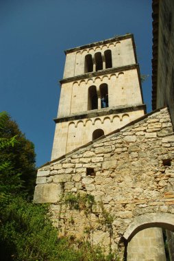 San Liberatore a Majella antik kilisesi, Abruzzo 'daki Serramonacesca belediyesinde yer alan çan kulesiyle.