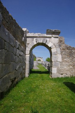 İtalya 'nın Pietrabbondante Mabedi anıtı Samnite eyaletinin en önemli ibadethanesi olarak kabul edilir. Molise, İtalya