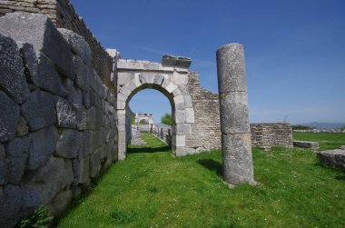 İtalya 'nın Pietrabbondante Mabedi anıtı Samnite eyaletinin en önemli ibadethanesi olarak kabul edilir. Molise, İtalya