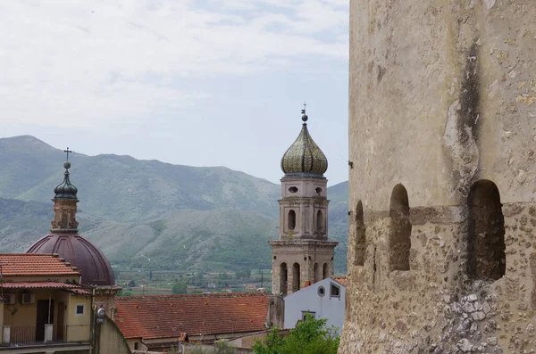 Venafro Annunziata Kilisesi 'nin Kubbe ve Çan Kulesi Molise İtalya.