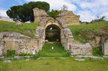 Larino-Molise-1. Roma amfitiyatrosunun kalıntıları. MS, gladyatör dövüşleri içindi ve tüm Roma İmparatorluğu 'nu etkileyen yenileme çalışmalarından birini temsil ediyordu.