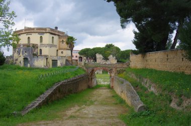 Larino-Molise-1. Roma amfitiyatrosunun kalıntıları. MS, gladyatör dövüşleri için tasarlanmıştı ve inşa etme örneklerinden birini temsil ediyordu.