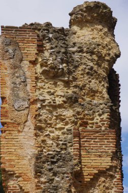 Larino - Molise - Arkeoloji Parkı - Antik Roma inşaatının duvarı -