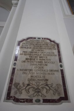 Larino - Molise - San Francesco Anıtsal Kilisesi: mermer özdeyişler