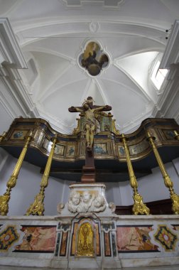 Larino - Molise - San Francesco Anıtsal Kilisesi, ana sunağı olan iç mekan, azizler ve freskleri olan yerler