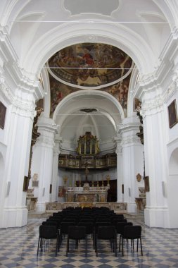Larino - Molise - San Francesco Anıtsal Kilisesi, ana sunağı olan iç mekan, azizler ve freskleri olan yerler