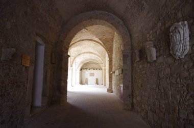 Larino - Molise - Dük sarayının girişinde bulunan çeşitli epigrafların kalıntıları ile birlikte
