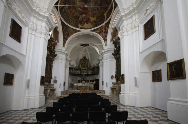 Larino Molise Monumentální Kostel San Francesco Interiér Hlavním Oltářem Výklenky — Stock fotografie