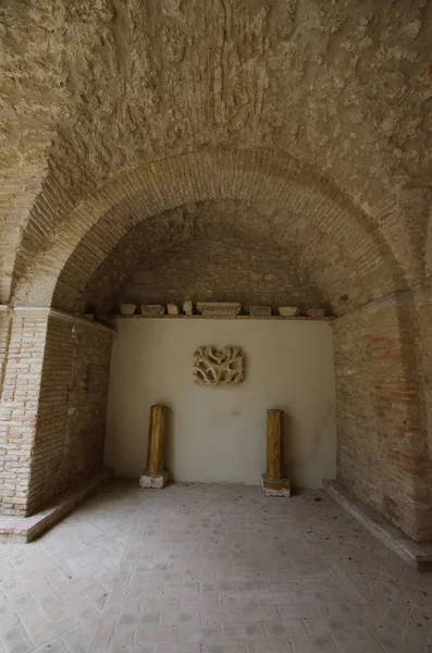 Larino - Molise - Dük sarayının girişinde bulunan çeşitli epigrafların kalıntıları ile birlikte