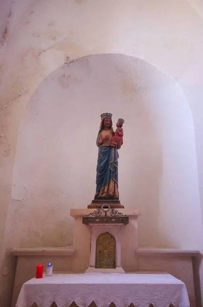 トレミティ諸島 プーリア州 サンタ マリア マーレ教会 ニコラ島 子供と聖母を表す木像 マリア マーレ — ストック写真