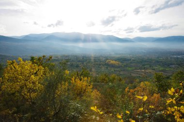 Pacentro - Abruzzo - İtalya - Peligna Vadisi Sabah sisleri giderek eriyor