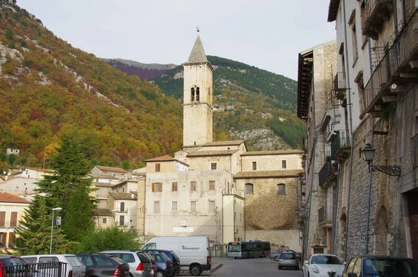 Pacentro - Abruzzo - İtalya - Ana kilisenin çan kulesinin bulunduğu küçük dağ kasabasının kısmi manzarası