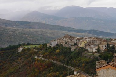  Pacentro - Abruzzo - İtalya - Karakteristik dağ köyü manzarası