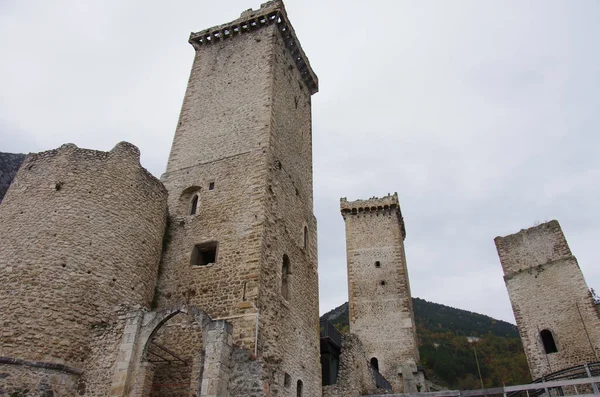 Pacentro Abruzzo Italy Imposing Towers Caldora Cantelmo Castle Overlook Characteristic — Stock Photo, Image