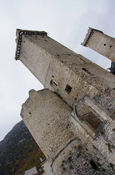 パセントロ アブルッツォ イタリア カルドーラやカンテルモ城の印象的な塔は 特徴的な山間の村を見下ろす — ストック写真