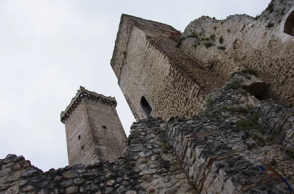 Pacentro Abruzzo Italy Imposing Towers Caldora Cantelmo Castle Overlook Characteristic — Stock Photo, Image