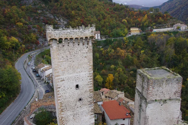 Пакет Абруццо Италия Впечатляющие Башни Замка Кантельмо Выходят Характерную Деревню — стоковое фото