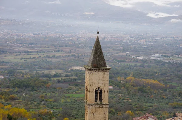 Pacentro - Abruzzo - İtalya - Sonbaharda Peligna Vadisi 'nin arka planına sahip ana kilisenin çan kulesinin ayrıntıları