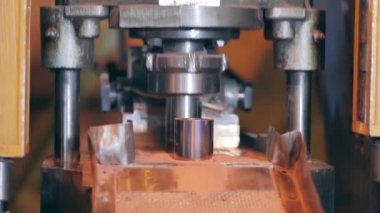 Metal taşıyıcı silindirik bakır parçalar üretiyor.