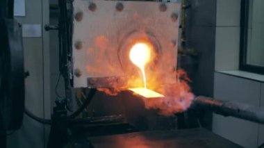 İçinden erimiş bakır dökülen endüstriyel mekanizma.