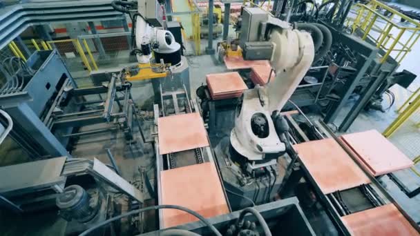 Fabrika robotları bakır çarşafları üst üste yığıyor. — Stok video